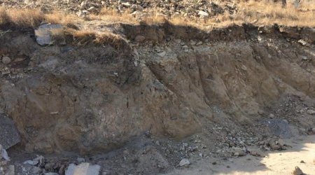 Qobustanda torpaq uçqunu oldu: Ölən var