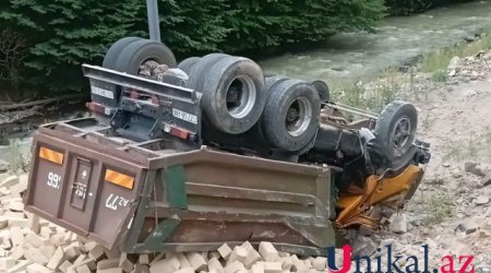 Kəlbəcərdə daşla dolu "Kamaz" aşdı - VİDEO