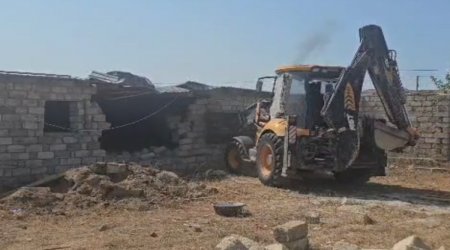 Bakıda qanunsuz tikili söküldü - VİDEO