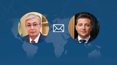 Tokayev Zelenskini TƏBRİK ETDİ
