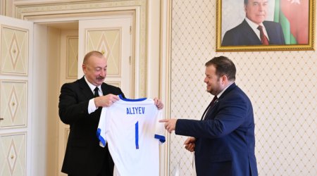 Böyük Britaniyalı nazirdən İlham Əliyevə maraqlı hədiyyə - FOTO
