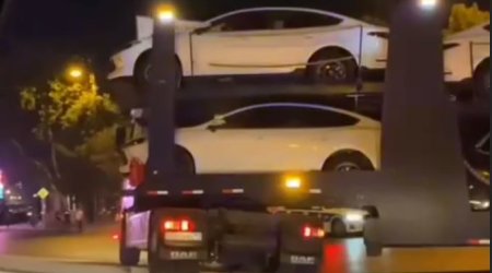 Bakıda yeni avtomobilləri daşıyan TIR qəza törətdi – VİDEO