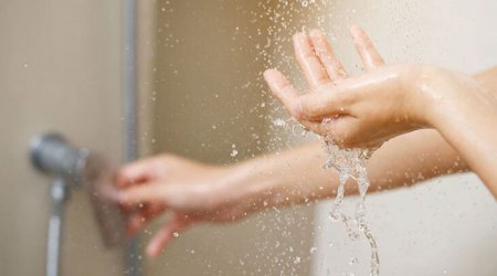 İsti, yoxsa soyuq duş? Hansının daha faydalı olduğu AÇIQLANDI
