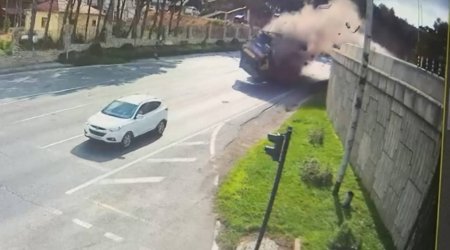 “KamAZ”ın maşının üstünə aşdığı an – FOTO