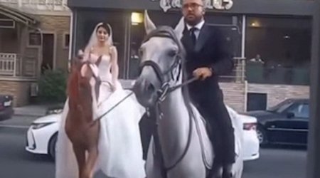 Bakıda bəylə gəlin toya at belində getdi – VİDEO