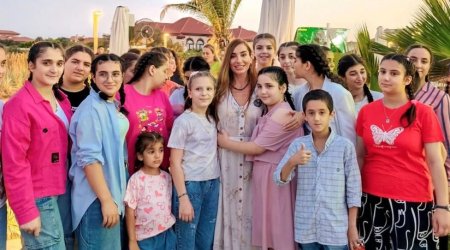 Arzu Əliyeva sosial qayğıya ehtiyacı olan uşaqlarla "Sea Breeze"də - VİDEO