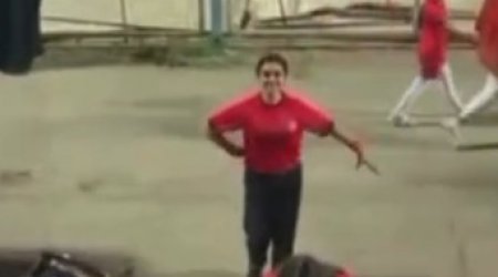 Güneyli qız stadionda Azərbaycan rəqsi ilə maraq doğurub - VİDEO
