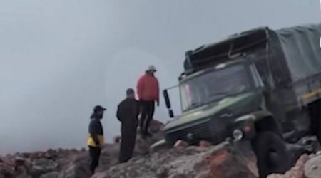 Elbrus dağında kanatın qırılması ilə 25 nəfərlik alpinist qrupu dərəyə düşdü - VİDEO