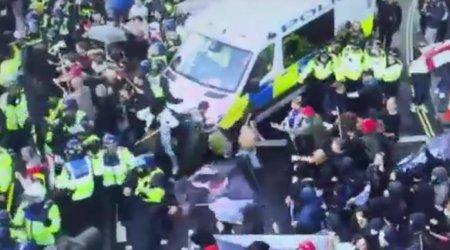 Londonda müsəlman miqrantlara qarşı ETİRAZLAR başladı - VİDEO