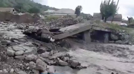 Balakəndə sel suları körpünü dağıtdı - VİDEO