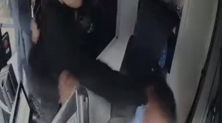 Bakıda sərnişin avtobus sürücüsünü döydü - VİDEO