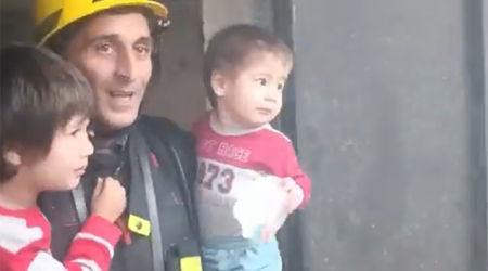 Sumqayıtda yaşayış binasında yanğın oldu, 8 nəfər təxliyə edildi - VİDEO