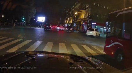 Bakıda "Prado" sərnişin avtobusu ilə toqquşdu - ANBAAN VİDEO
