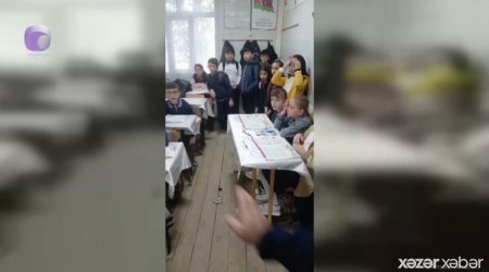 Bu məktəbdə şagirdlər dərsi ayaqüstə öyrənirlər - Oturmağa yer yoxdur - VİDEO