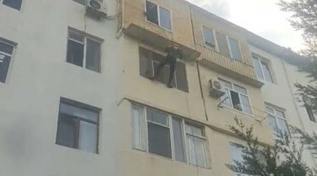 Evdə köməksiz qalan azyaşlılar xilas edildi – VİDEO