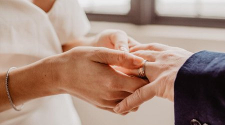 63 yaşlı qadın oğlundan da cavan kişiyə ərə getdi - FOTO