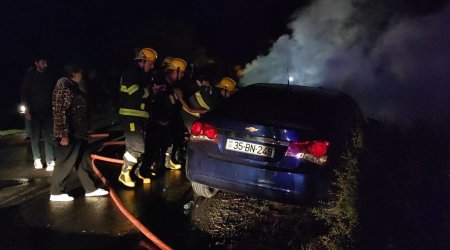 Ağdamda QƏZA: Hərəkətdə olan maşın anidən alışdı - FOTO