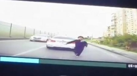 Bakıda uşaq özünü maşının üstünə atdı - VİDEO
