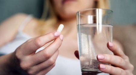 Çay, meyvə şirəsi və kofe ilə dərman içmək NİYƏ ZƏRƏRLİDİR?