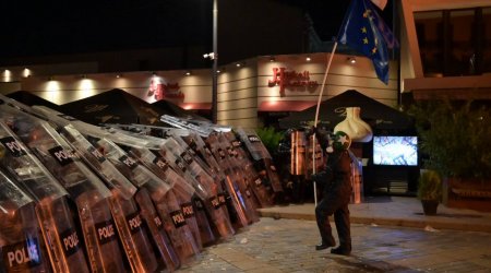 Tbilisidəki iğtişaşlar nəticəsində 14 polis əməkdaşı XƏSARƏT ALIB - VİDEO