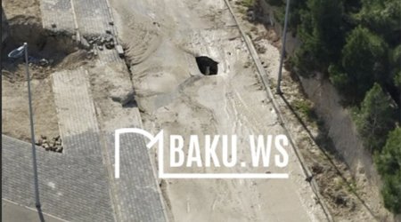 Bu ərazidə su borusu partladı, yol çökdü – VİDEO