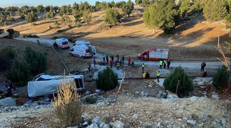 Türkiyədə mikroavtobus aşdı: Ölənlər və yaralılar var – FOTO/VİDEO