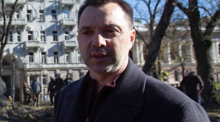 Arestoviçdən Rusiyanın onu beynəlxalq axtarışa verməsi qərarına REAKSİYA