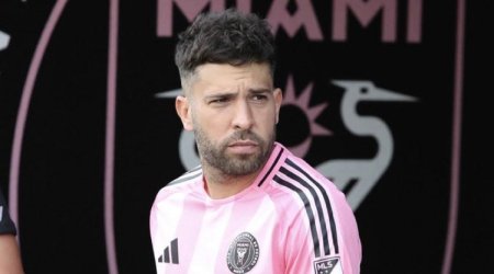 Məşhur futbolçu karyerasını başa vurur