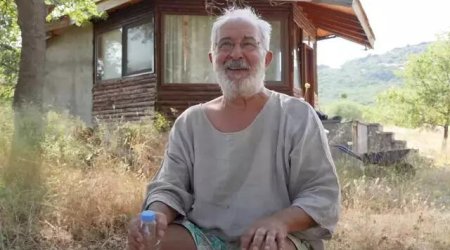 "Kurtlar Vadisi"nin məşhur aktyoru indi daxmada yaşayır - FOTO