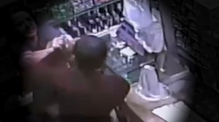 Bakıda qadın satıcı marketə girən oğru ilə əlbəyaxa oldu - Video