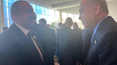 İlham Əliyev və Ərdoğan arasında Misirdə səmimi görüş - VİDEO