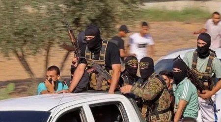 DƏHŞƏTLİ GÖRÜNTÜLƏR: Qəzzaya qayıdan HƏMAS döyüşçüləri digər klanların üzvlərini güllələdi – VİDEO