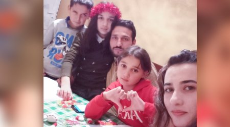 Üç uşaq anası 31 yaşında attestat aldı - Qızı ilə sinif yoldaşı olub - FOTO