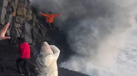 İslandiyada fırtına dalğası turistləri dənizə sürüklədi – ANBAAN VİDEO