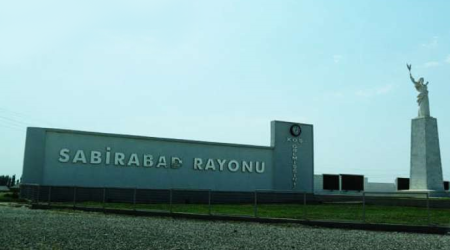 Sabirabadda maşın dirəyə çırpıldı – ÖLƏN VAR