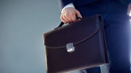 Biznesmen dayısına 1 milyon “atan” vəzifəli şəxs məhkəmə zalında HƏBS EDİLDİ