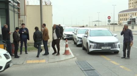 Taksilərlə bağlı qərardan sonra AYNA-nın qabağında uzun növbələr yarandı - VİDEO