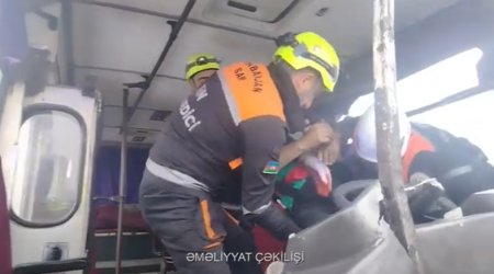 Binəqədidə iki avtobus toqquşdu: Sürücü belə xilas edildi – ANBAAN VİDEO