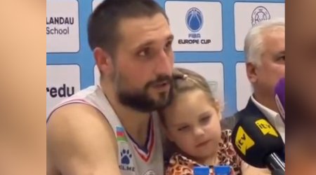 Oyundan sonra mətbuat konfransına qızı ilə gəldi – VİDEO