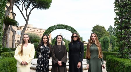 Mehriban Əliyeva və ailə üzvləri Vatikan bağlarında – FOTO/VİDEO