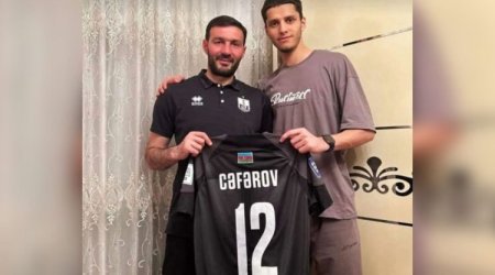 Millimizin üzvü məşqçisinə avtomobil hədiyyə etdi - FOTO