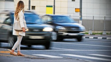 Yolu keçmək istəyən qadını maşın vurdu