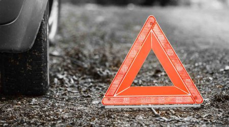 Astarada avtomobil dirəyə çırpıldı: 19 yaşlı sürücü xəsarət aldı