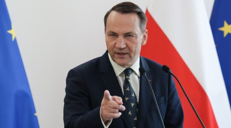 Putinin təyyarəsi Polşa ərazisindən uçarsa, məcburi endirilməlidir – Sikorski