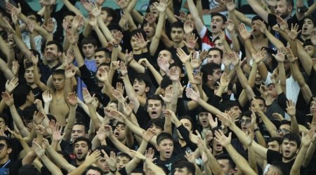 “Qarabağ” klubunun azarkeşləri separatçıların “bayrağını” zibil yeşiyinə atdılar – VİDEO