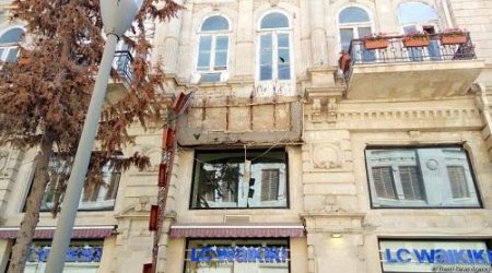 Bakıda binanın eyvanı uçub restoranın üzərinə düşdü – VİDEO