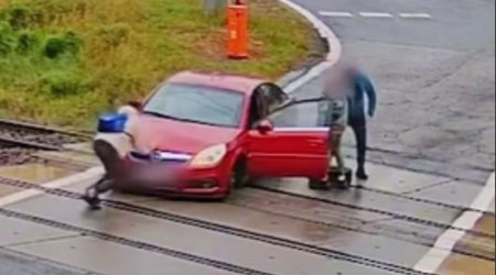 Dəmir yolu keçidində təkəri qopan maşın faciədən son anda XİLAS OLDU – VİDEO