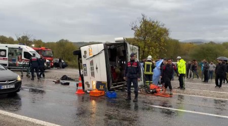 Türkiyədə işçiləri daşıyan mikroavtobus AŞIB – Ölən və yaralananlar var– FOTO