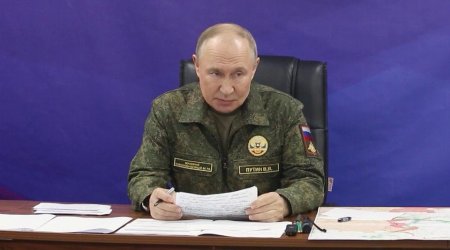 Putin hərbi geyimdə komandanlarla müşavirə keçirdi - VİDEO