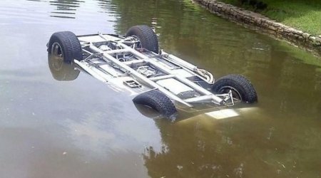 Samuxda minik maşını su arxına düşdü - Xəsarət alan var